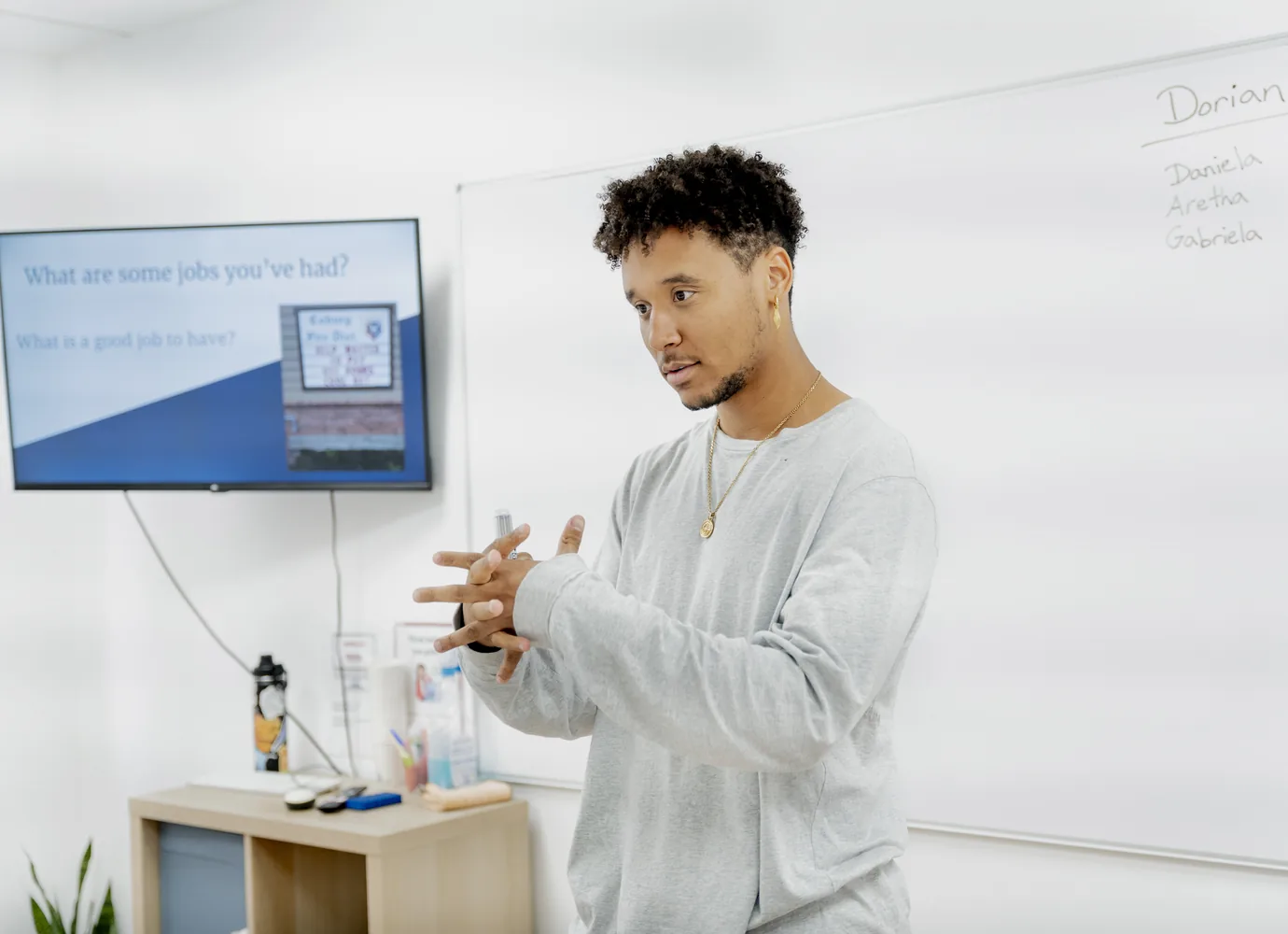 A tutor presenting a lesson at the whiteboard in a TEFL Iberia classroom
